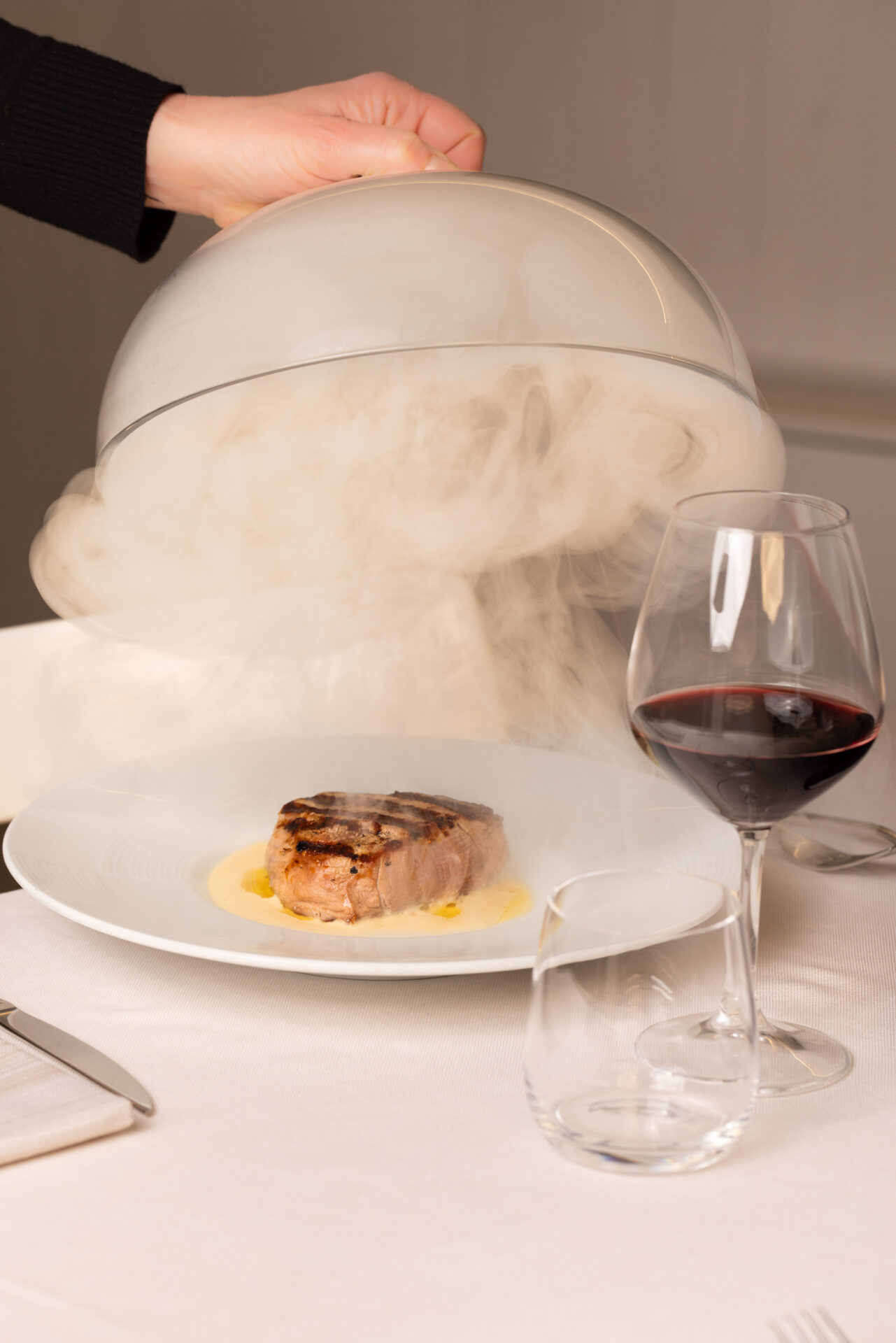 alt="Allestimento sala per cerimonie al Ristorante Le Noci ad Agugliano"